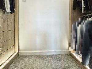 Walk in wardrobe- click for photo gallery